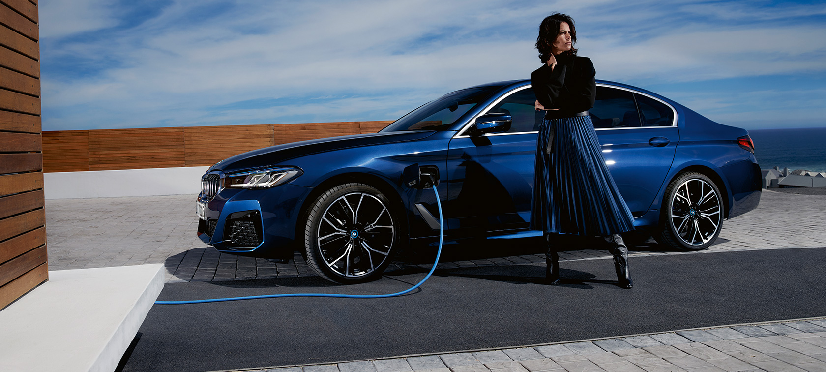 Plug-in hybridní BMW řady 5 Sedan 2021 G30 boční pohled při nabíjení Plug-in hybridní BMW řady 5 Sedan 2021 G30 boční pohled při nabíjení s modelem