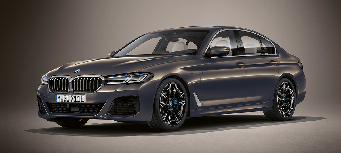 Barva Individual BMW řady 5 Sedan G30 BMW řady 5 Sedan Individual G30 Facelift 2020 tříčtvrteční pohled na stojící vůz zepředu