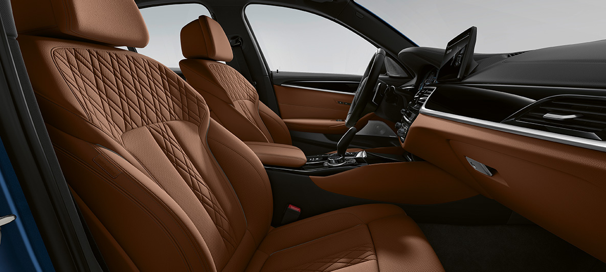 Celokožené čalounění BMW řady 5 Sedan G30 Facelift 2020 interiér Celokožené čalounění BMW řady 5 Sedan Individual G30 Facelift 2020 interiér kokpit