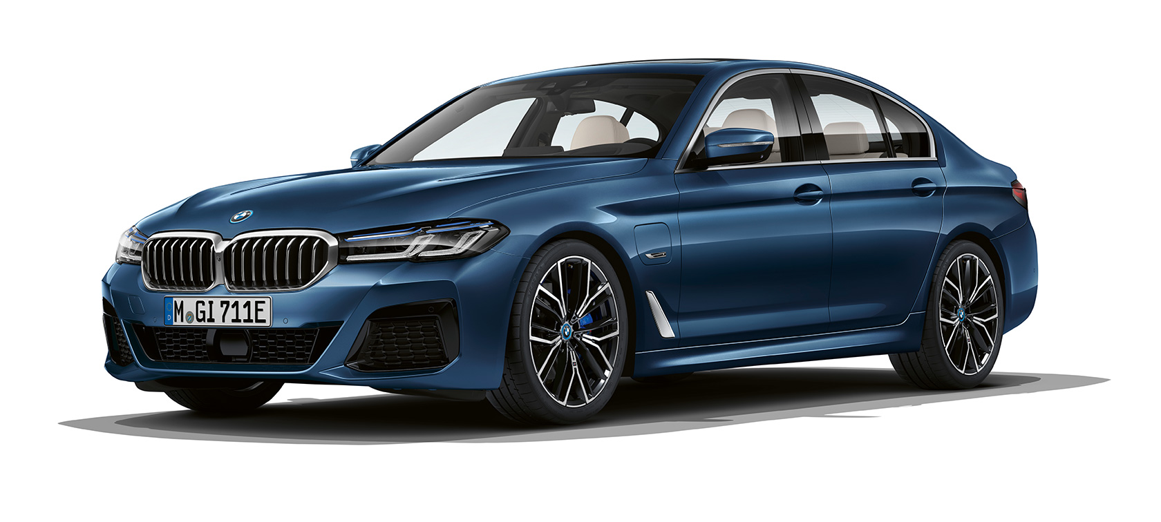 BMW řady 5 Sedan G30 stojící BMW řady 5 Sedan G30 Facelift 2020 tříčtvrteční pohled na stojící vůz