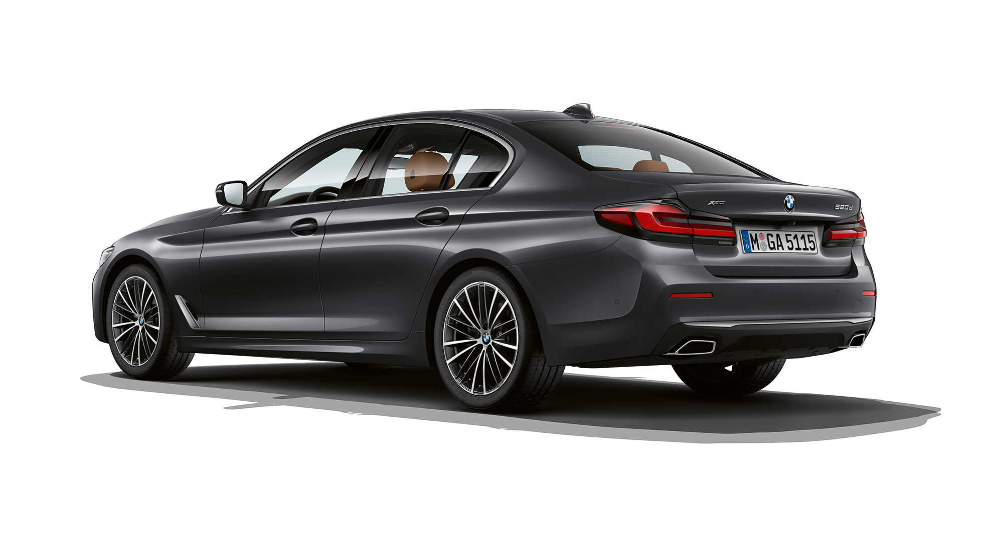 BMW řady 5 Sedan G30 v sériovém provedení pohled zezadu BMW řady 5 Sedan 540i G30 2020 v sériovém provedení v barvě Sophisto Grey (šedá) ze tříčtvrtečního pohledu zepředu