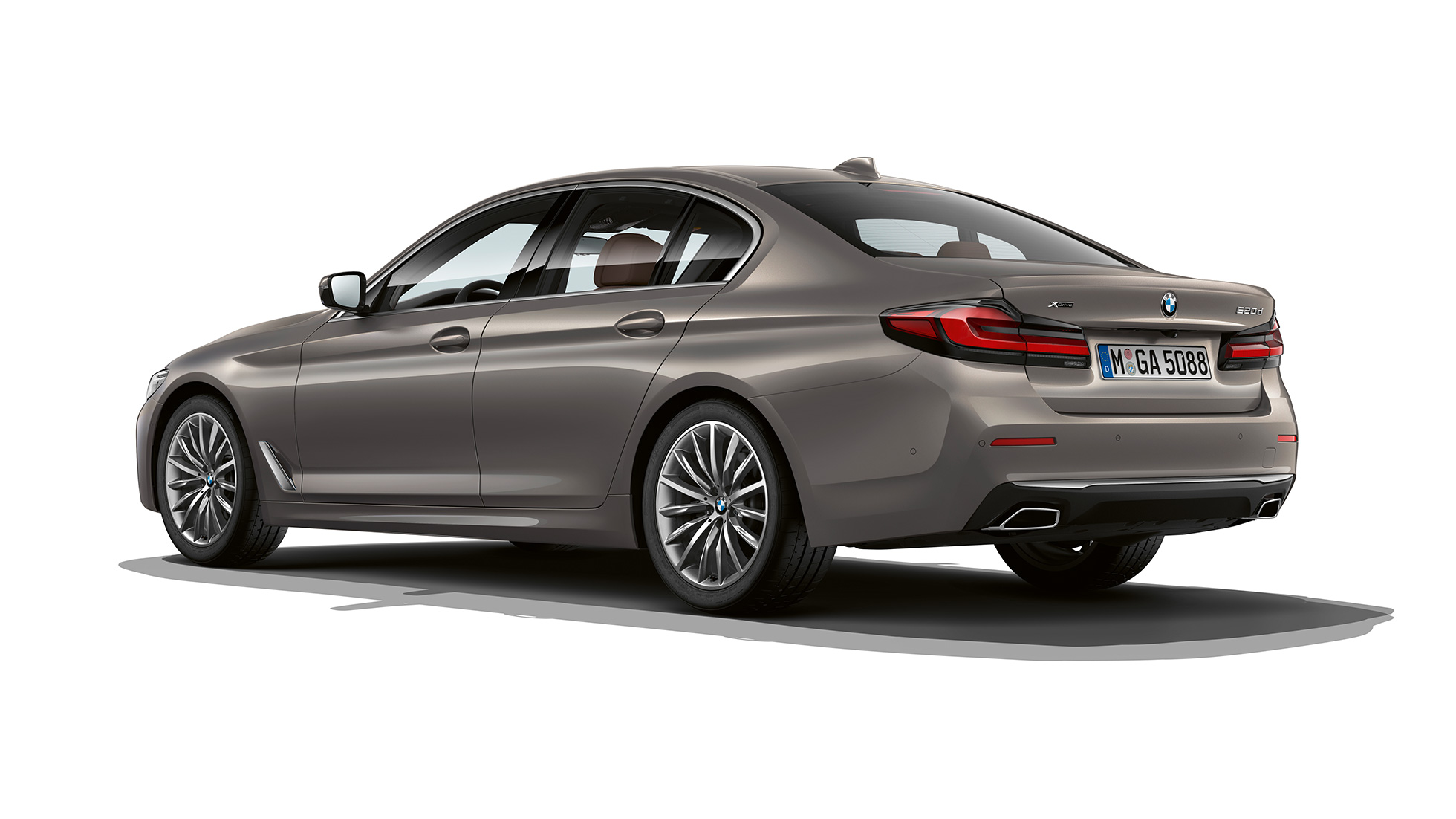 BMW řady 5 Sedan G30 Luxury Line zezadu BMW řady 5 Sedan 520d xDrive G30 2020 v sériovém provedení v barvě Bernina Grey (šedá) ze tříčtvrtečního pohledu zepředu