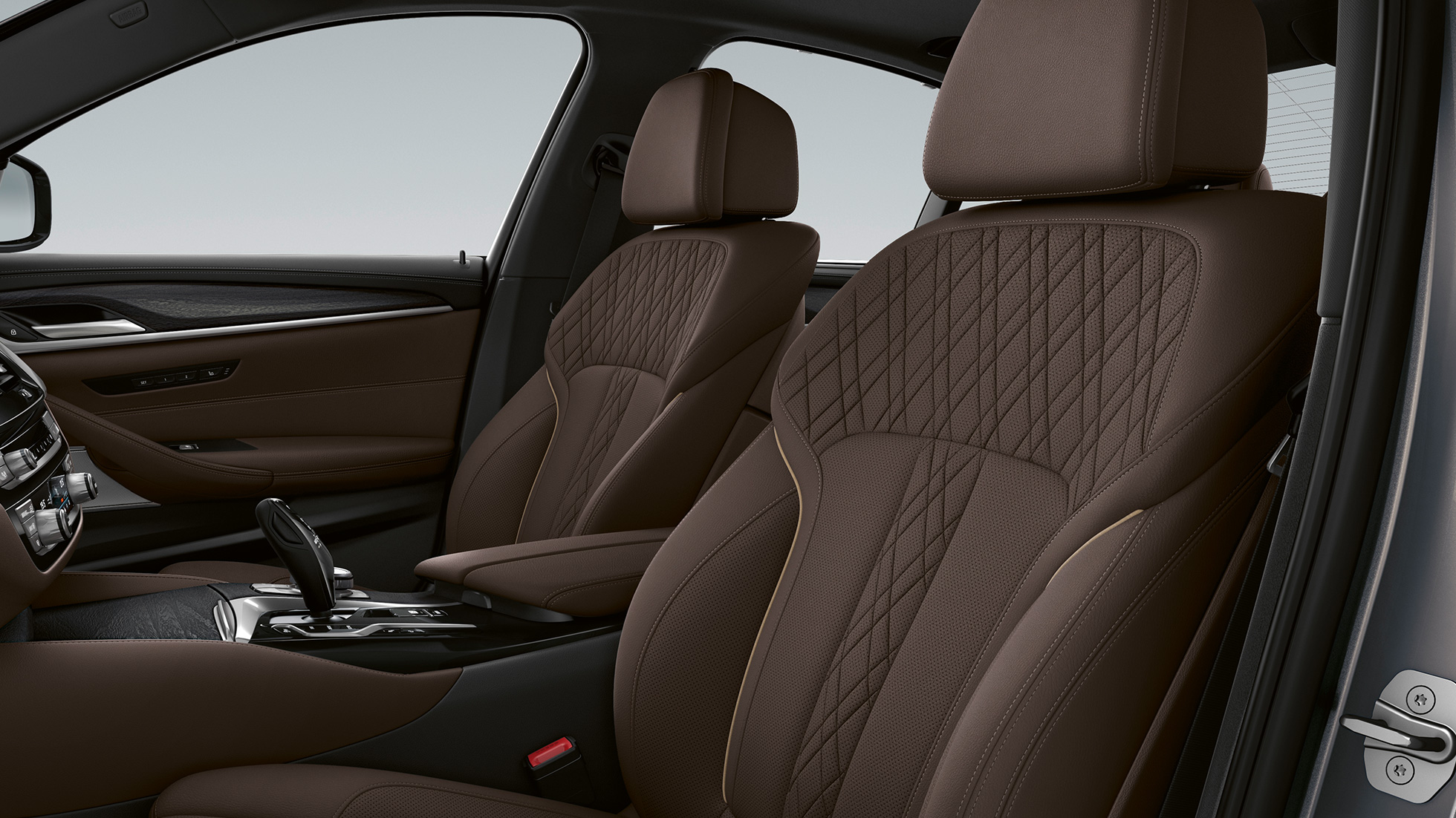 Čalounění BMW řady 5 Sedan G30 Luxury Line Kožené čalounění exkluzivní kůží Nappa Mokka (hnědá) s exkluzivním prošíváním a kontrastním lemováním BMW řady 5 Sedan 520d xDrive G30 2020 Luxury Line interiér