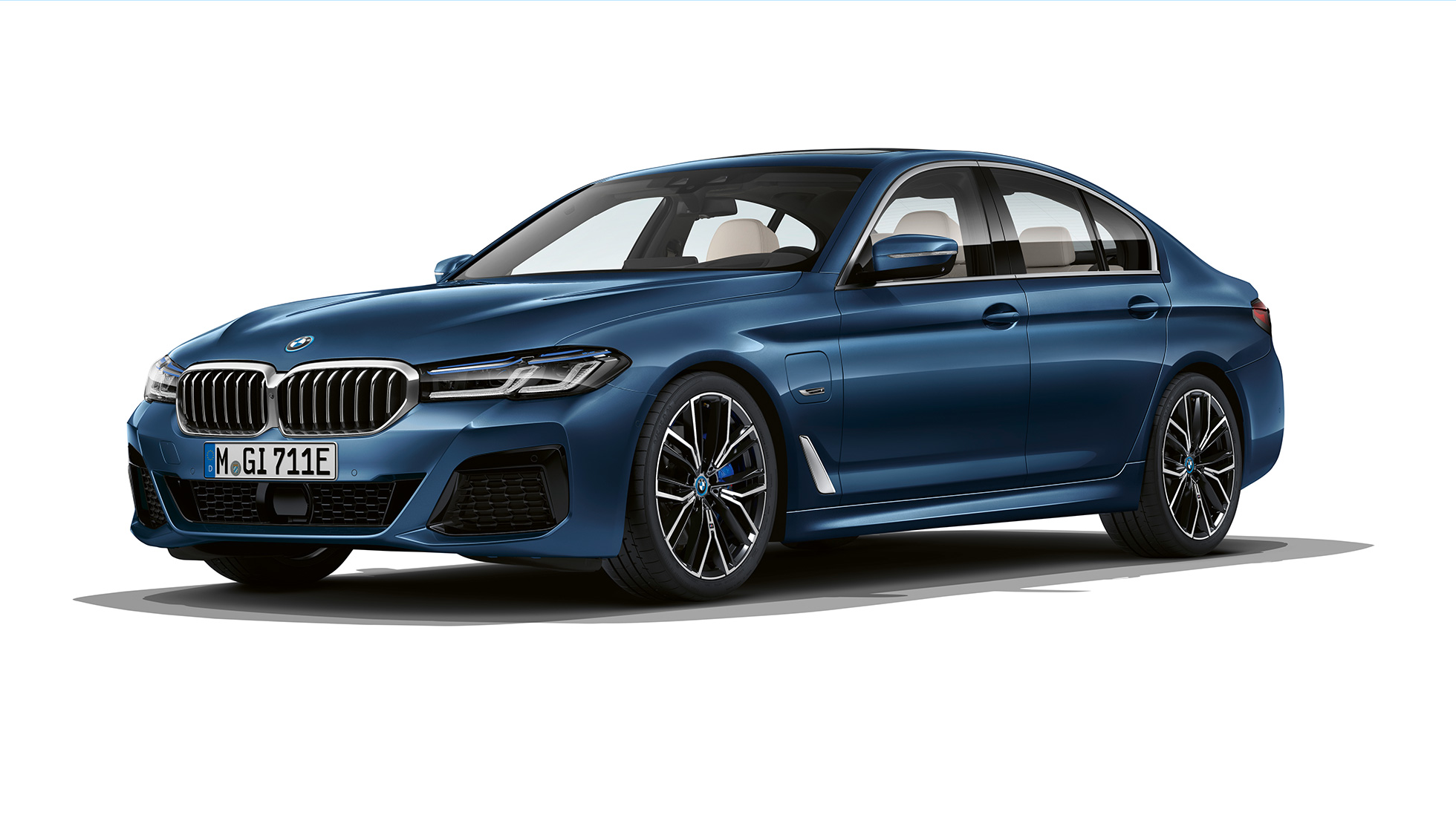 BMW řady 5 Sedan G30 plug-in hybrid M sportovní paket zepředu BMW řady 5 Sedan xDrive G30 2020 s M sportovním paketem v barvě Alpine White (bílá) ze tříčtvrtečního pohledu zepředu