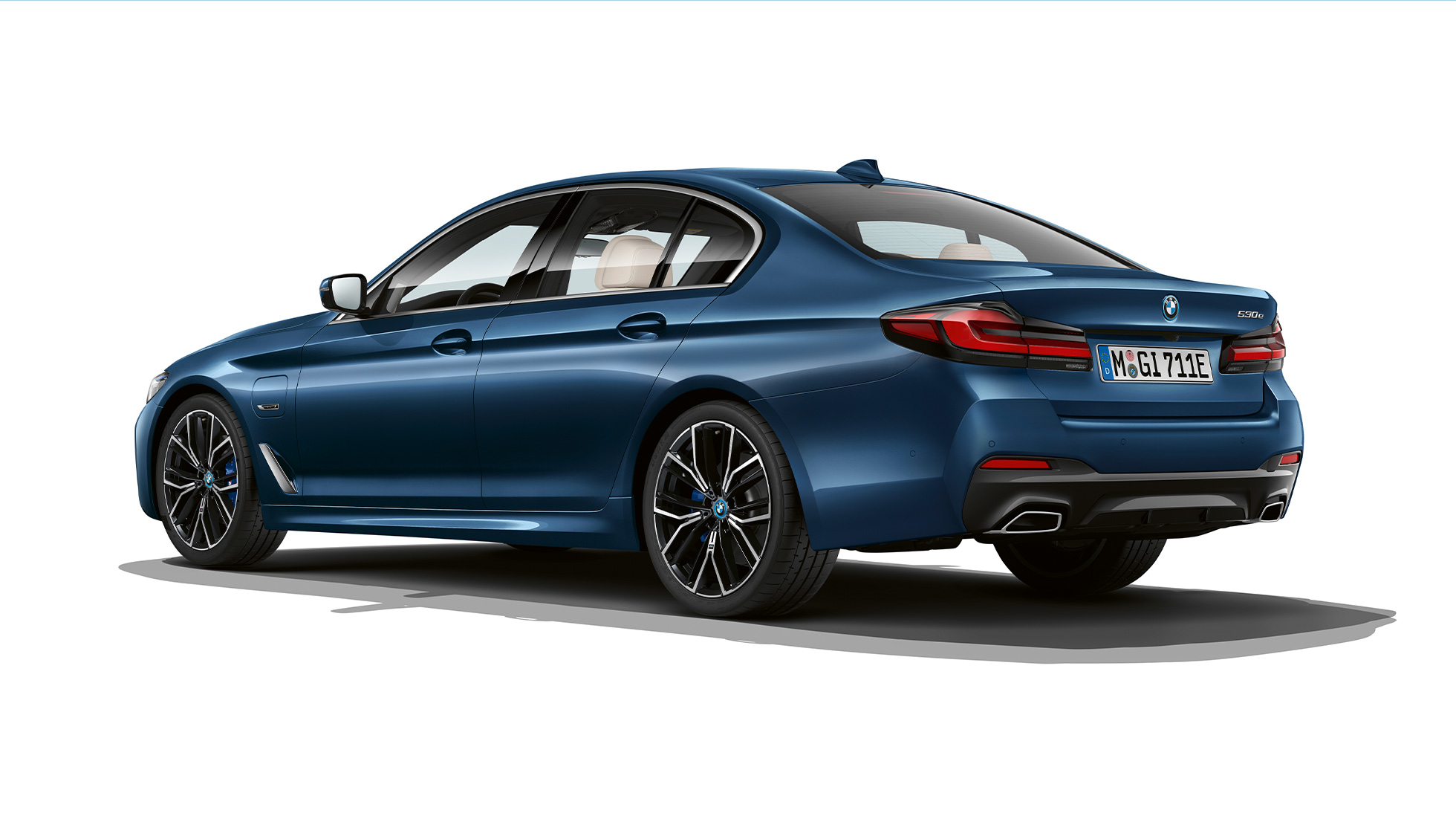 BMW řady 5 Sedan G30 plug-in hybrid M sportovní paket zezadu BMW řady 5 Sedan 520d xDrive G30 2020 s M sportovním paketem v barvě Alpine White (bílá) ze tříčtvrtečního pohledu zezadu