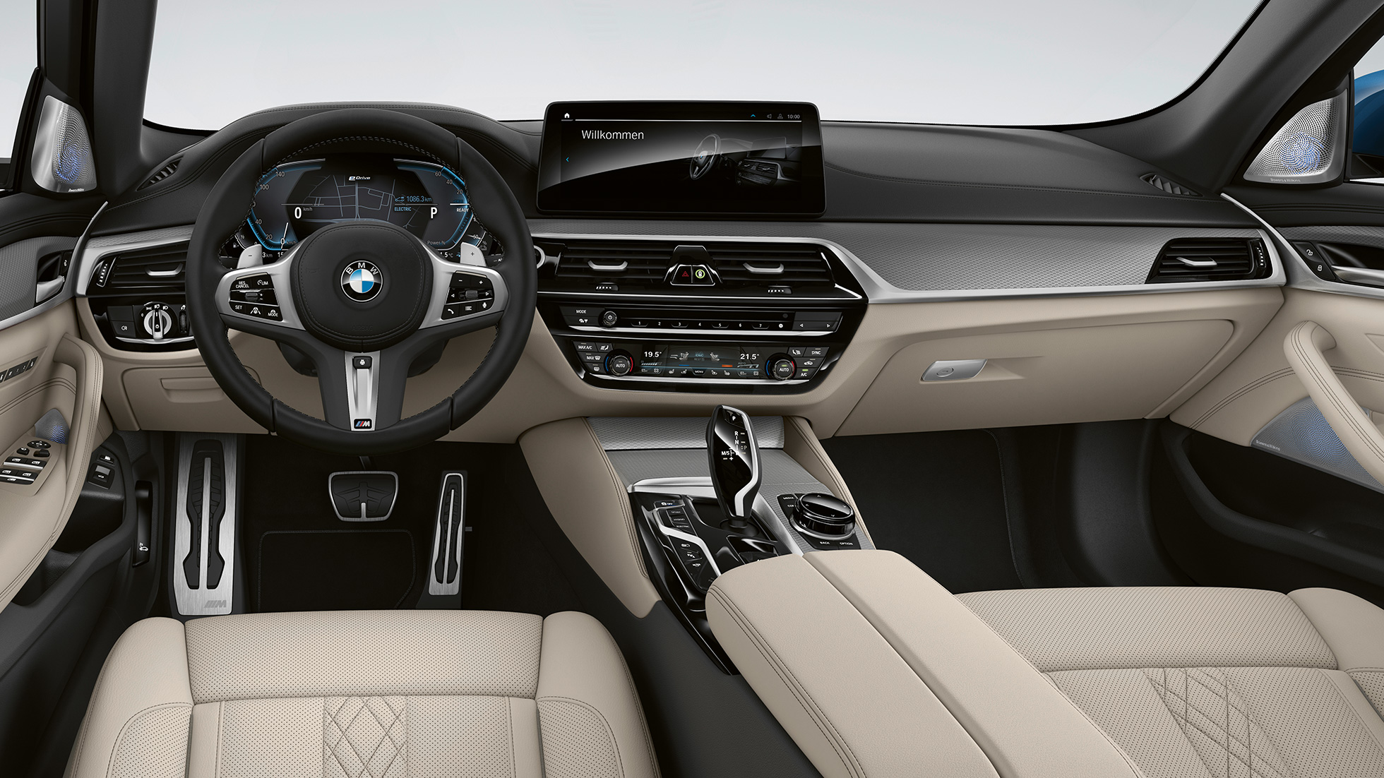Kokpit BMW řady 5 Sedan plug-in hybrid G30 M sportovní paket
BMW řady 5 Sedan 520d xDrive G30 2020 s M sportovním paketem kůže Dakota Black (černá) s kontrastním prošíváním modrý interiér