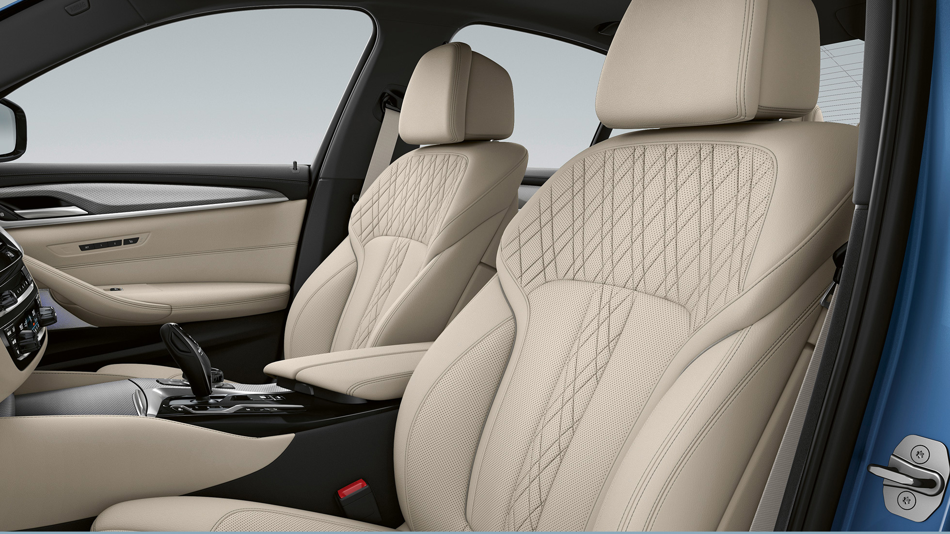 Čalounění BMW řady 5 Sedan G30 Plug-in hybrid M sportovní paket Kožené čalounění Dakota Black (černé) s modrým kontrastním prošíváním BMW řady 5 520d xDrive G30 2020 M sportovní paket interiér