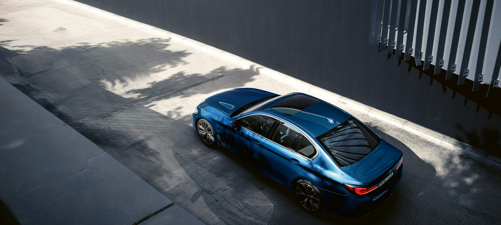 BMW řady 5 Sedan G30 stojící BMW řady 5 Sedan G30 facelift 2020 Phytonic Blue pohled z ptačí perspektivy na stojící vůz