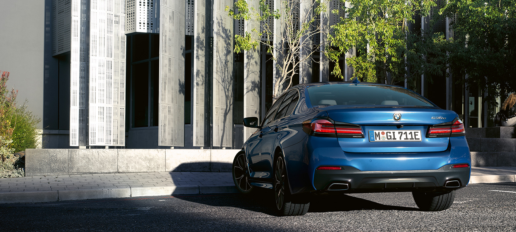 BMW řady 5 Sedan G30 stojící BMW řady 5 Sedan G30 facelift 2020 Phytonic Blue pohled zezadu stojíci vůz