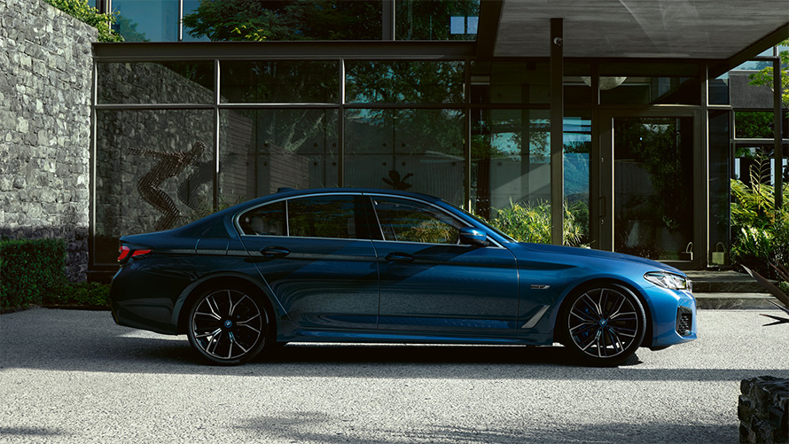 Exteriér BMW řady 5 Sedan G30 BMW řady 5 Sedan G30 facelift 2020 Phytonic Blue (modrá) pohled z boku na zaparkovaný vůz