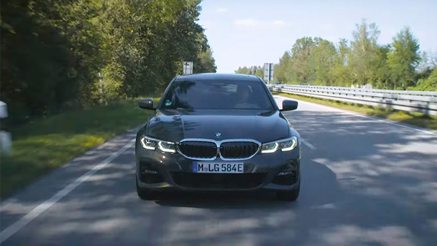 Plug-in hybridní BMW při jízdě na ulici Plug-in hybridní BMW při jízdě na ulici zepředu