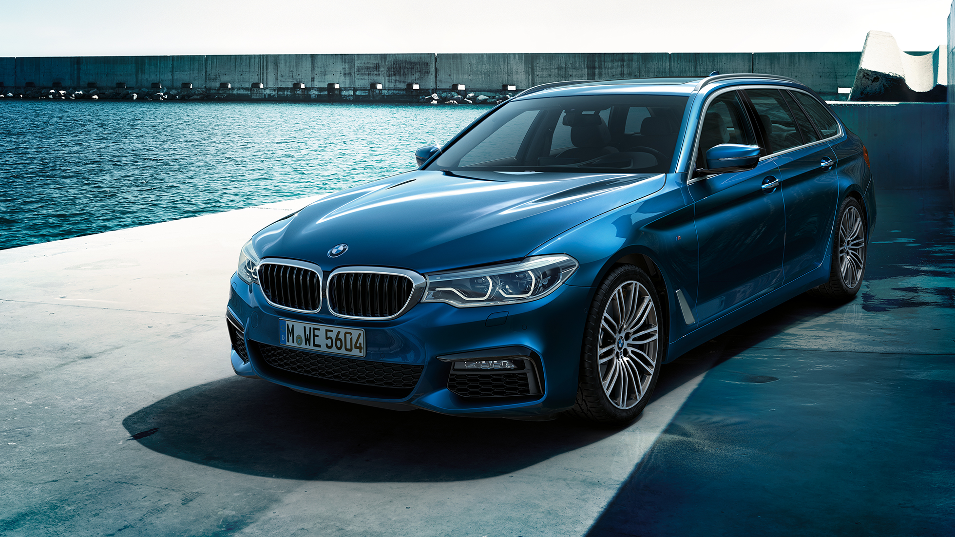 Design BMW řady 5 Touring BMW řady 5 Touring 530d xDrive Touring G31 v metalickém laku Mediterranean Blue (modrá) ze tříčtvrtečního pohledu zepředu
