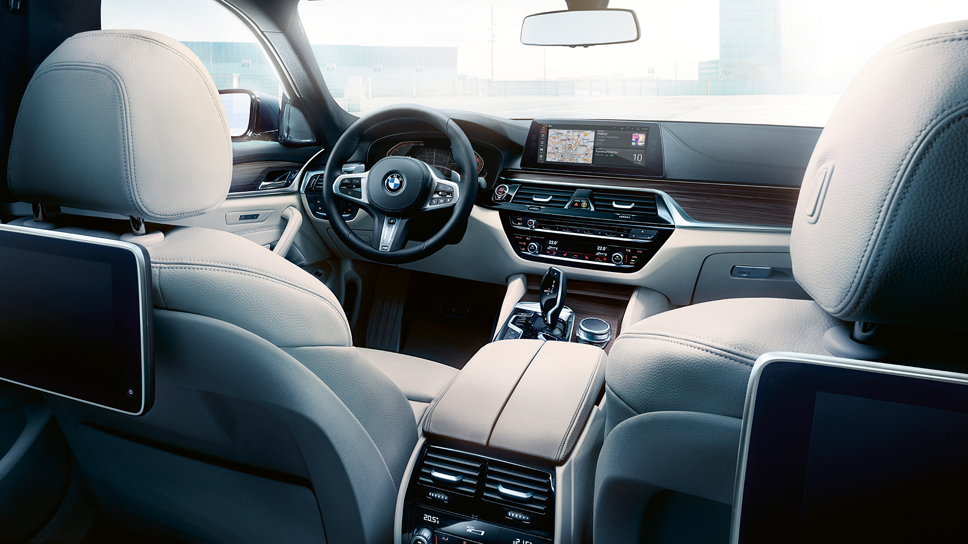 Kokpit design BMW řady 5 Touring Kokpit BMW řady 5 Touring 530d xDrive Touring G31 v metalickém laku Mediterranean Blue (modrá)