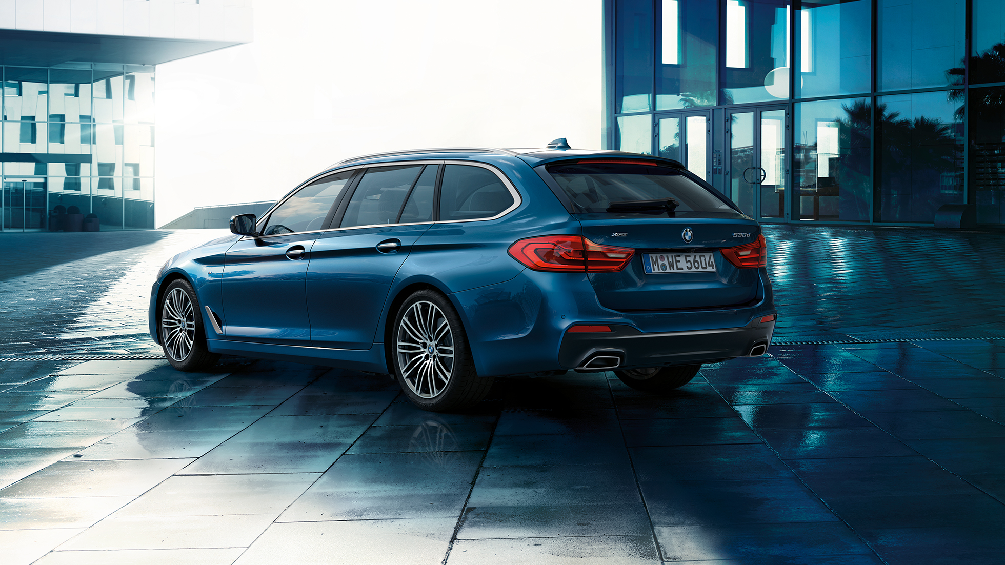 Exteriér BMW řady 5 Touring Exteriér BMW řady 5 Touring speciality 530d xDrive Touring G31 v metalickém laku Mediterranean Blue (modrá) ze tříčtvrtečního pohledu zezadu