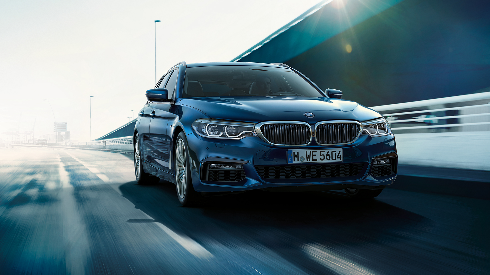 Jízdní dynamika BMW řady 5 Touring Jízdní dynamika BMW řady 5 Touring speciality 530d xDrive Touring G31 v metalickém laku Mediterranean Blue (modrá) ze tříčtvrtečního pohledu zpředu