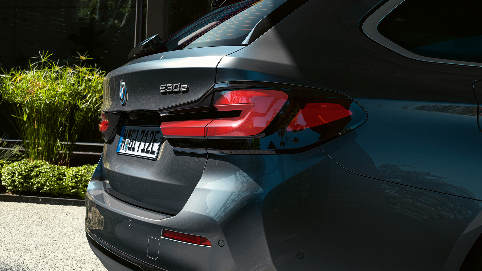 3D zadní světla BMW řady 5 Touring G31 3D zadní světla BMW řady 5 Touring G31 Facelift 2020 v barvě Sophisto Grey (šedá) detailní pohled na zadní část