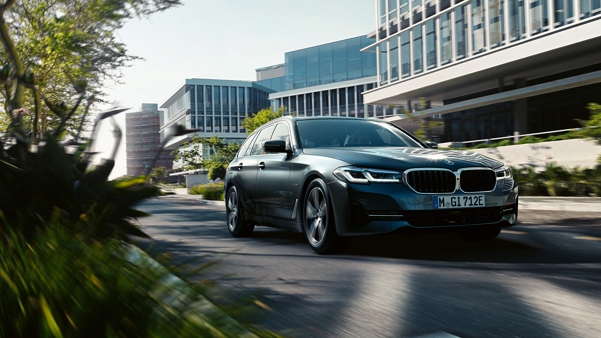 BMW řady 5 Touring G31 exteriér BMW řady 5 Touring G31 Facelift 2020 Sophisto Grey (šedá) tříčtvrteční pohledu zepředu ve městě