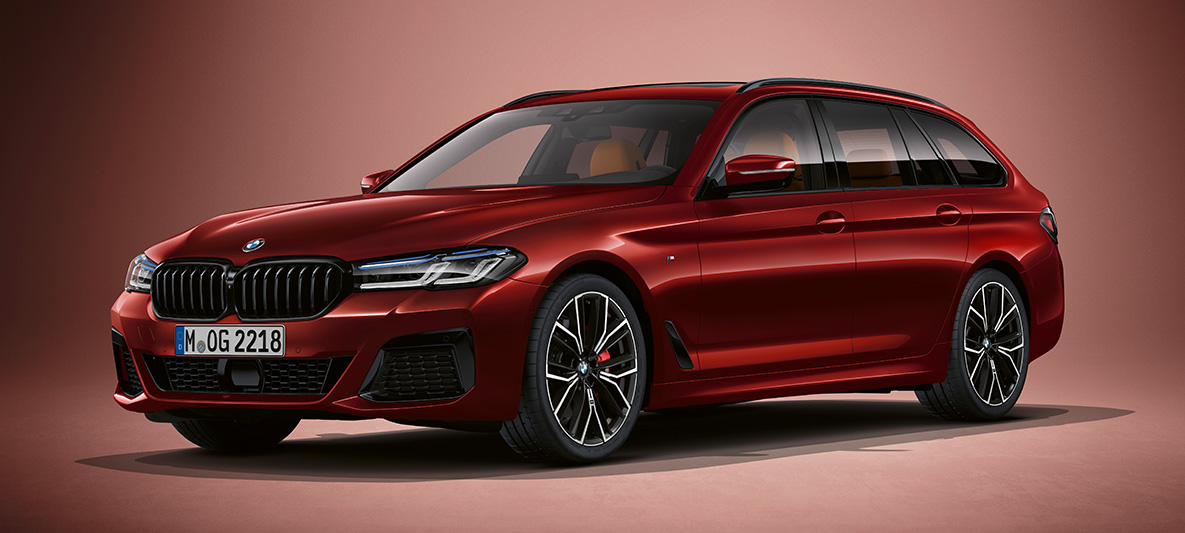 Barva Individual BMW řady 5 Touring G31 BMW řady 5 Touring Individual G31 Facelift 2020 tříčtvrteční pohled na stojící vůz zepředu