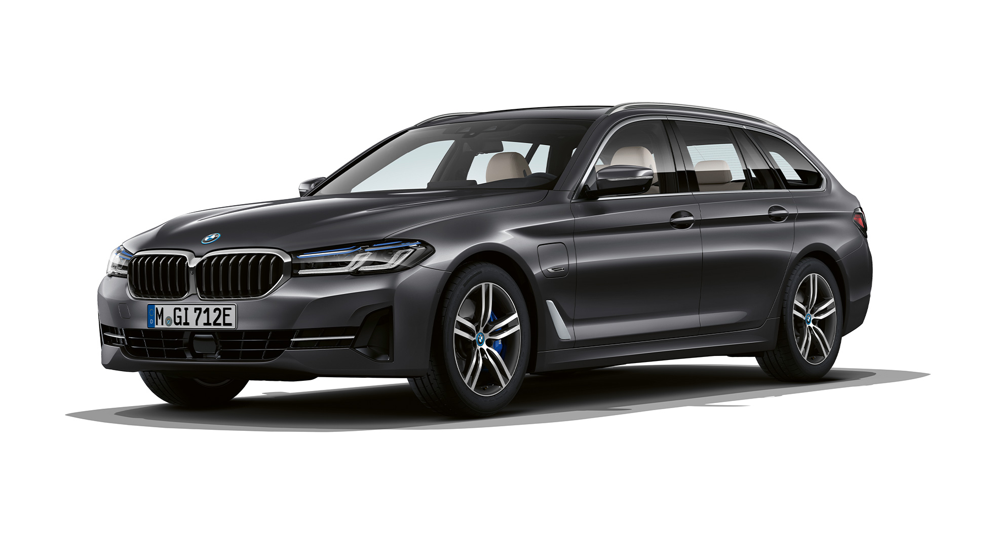 BMW řady 5 Touring 530i G31 2020 sériové provedení zepředu BMW řady 5 Touring G31 2020 v sériovém provedení v barvě Sophisto Grey ze tříčtvrtečního pohledu zepředu