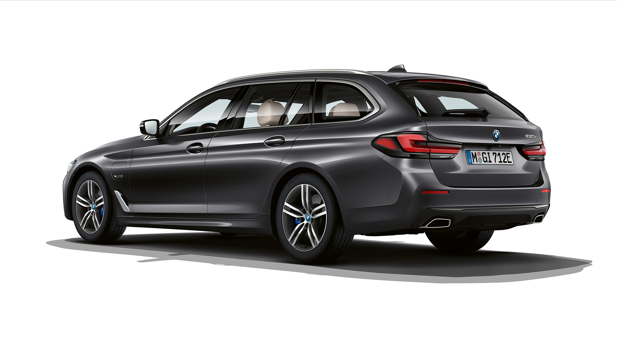 BMW řady 5 Touring G31 v sériovém provedení pohled zezadu BMW řady 5 Touring 530i G31 2020 v sériovém provedení v barvě Sophisto Grey (šedá) ze tříčtvrtečního pohledu zezadu