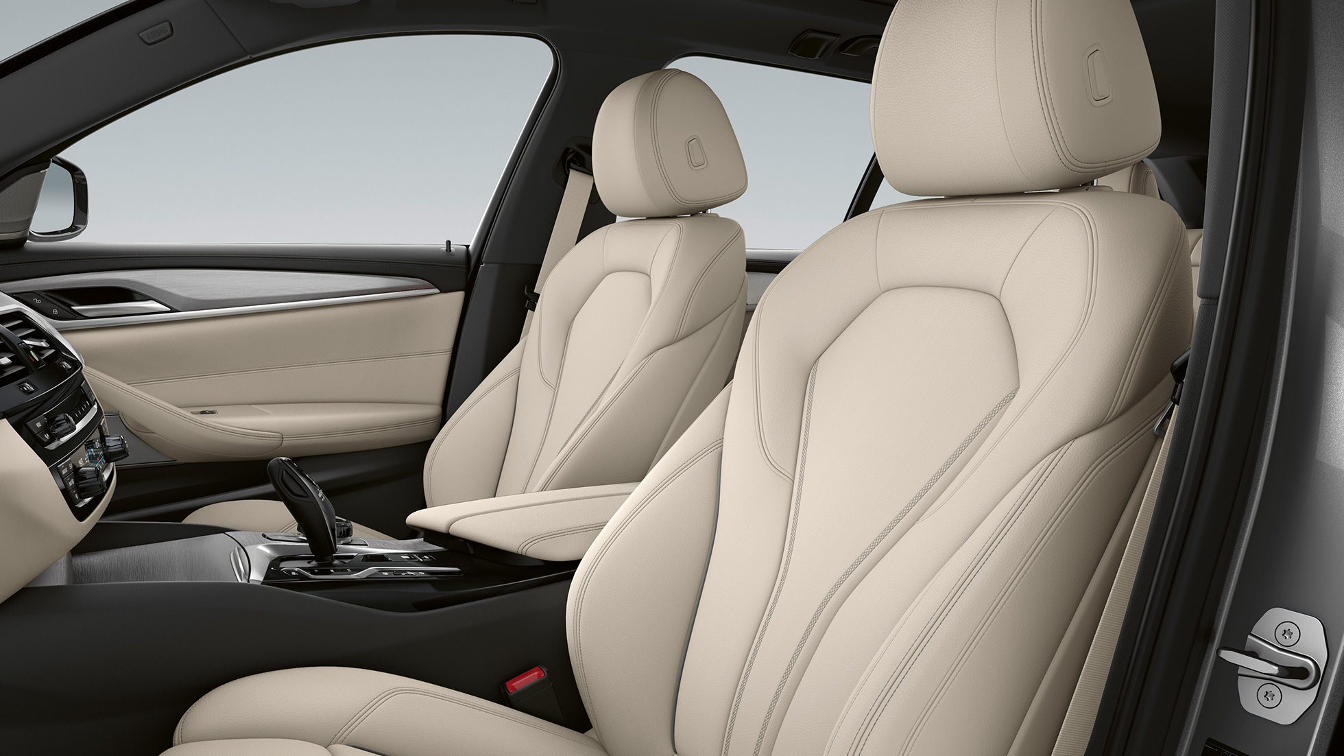 Čalounění BMW řady 5 Touring G31 v sériovém provedení Kožené čalounění Dakota Ivory White s exkluzivním prošíváním a kontrastním lemováním v BMW řady 5 Touring 530i G31 2020 v sériovém provedení, interiér
