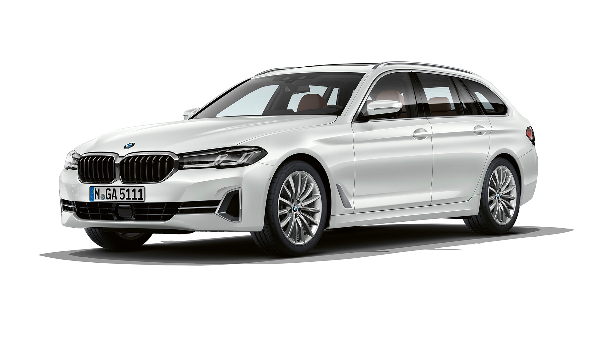 BMW řady 5 Touring G31 Luxury Line zepředu BMW řady 5 Touring 530i G31 2020 Luxury Line v barvě Mineral White (bílá) ze tříčtvrtečního pohledu zepředu