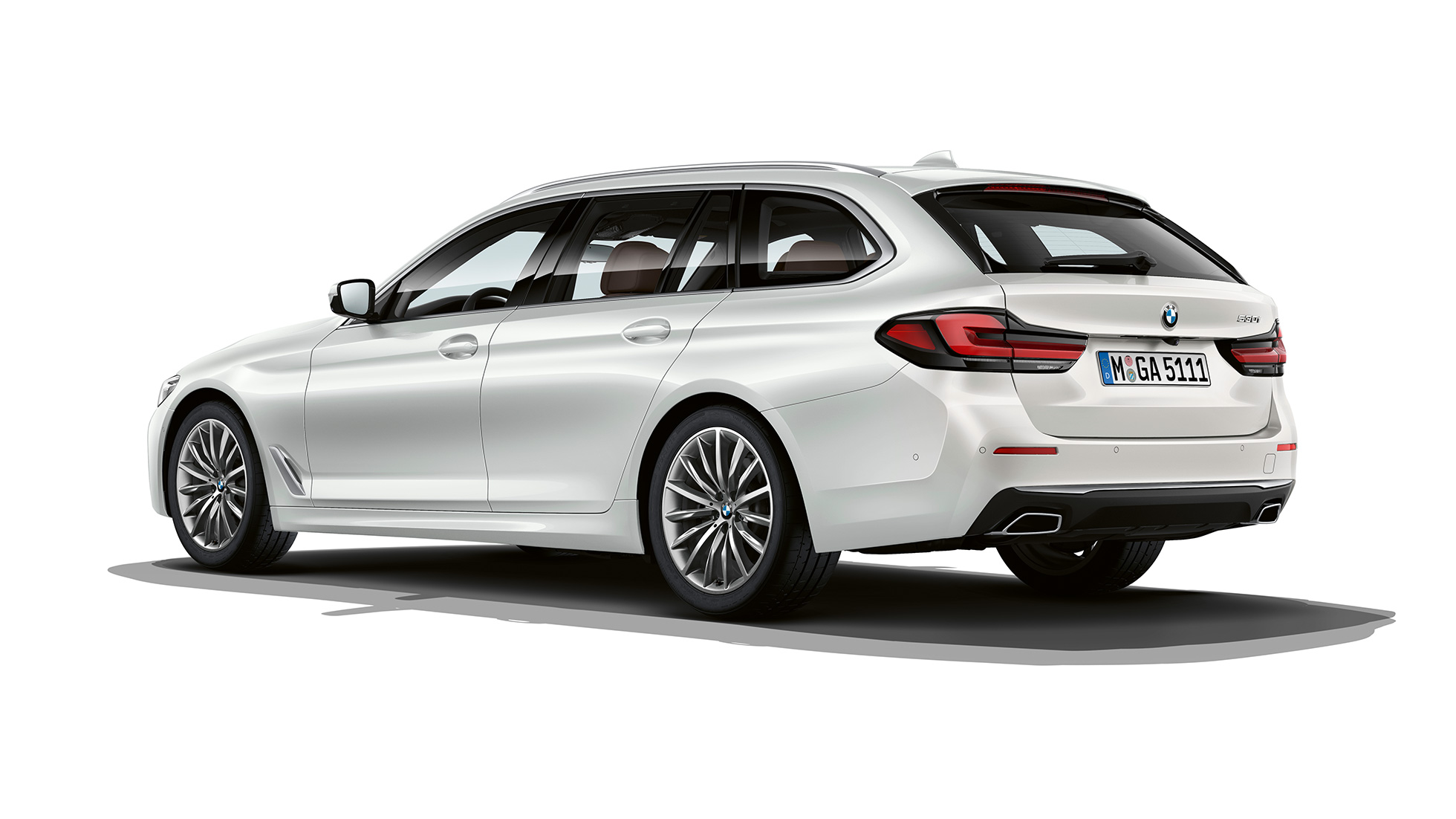 BMW řady 5 Touring G31 Luxury Line zezadu BMW řady 5 Touring 530i G31 2020 Luxury Line v barvě v barvě Mineral White (bílá) ze tříčtvrtečního pohledu zezadu