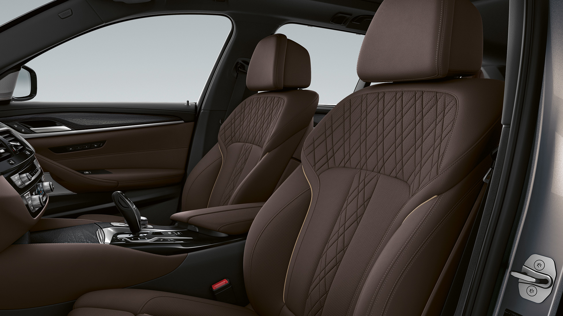 Čalounění BMW řady 5 Touring G31 Luxury Line Kožené čalounění exkluzivní kůží Nappa Mokka (hnědá) s exkluzivním prošíváním a kontrastním lemováním BMW řady 5 Touring 530i G31 2020 Luxury Line interiér
