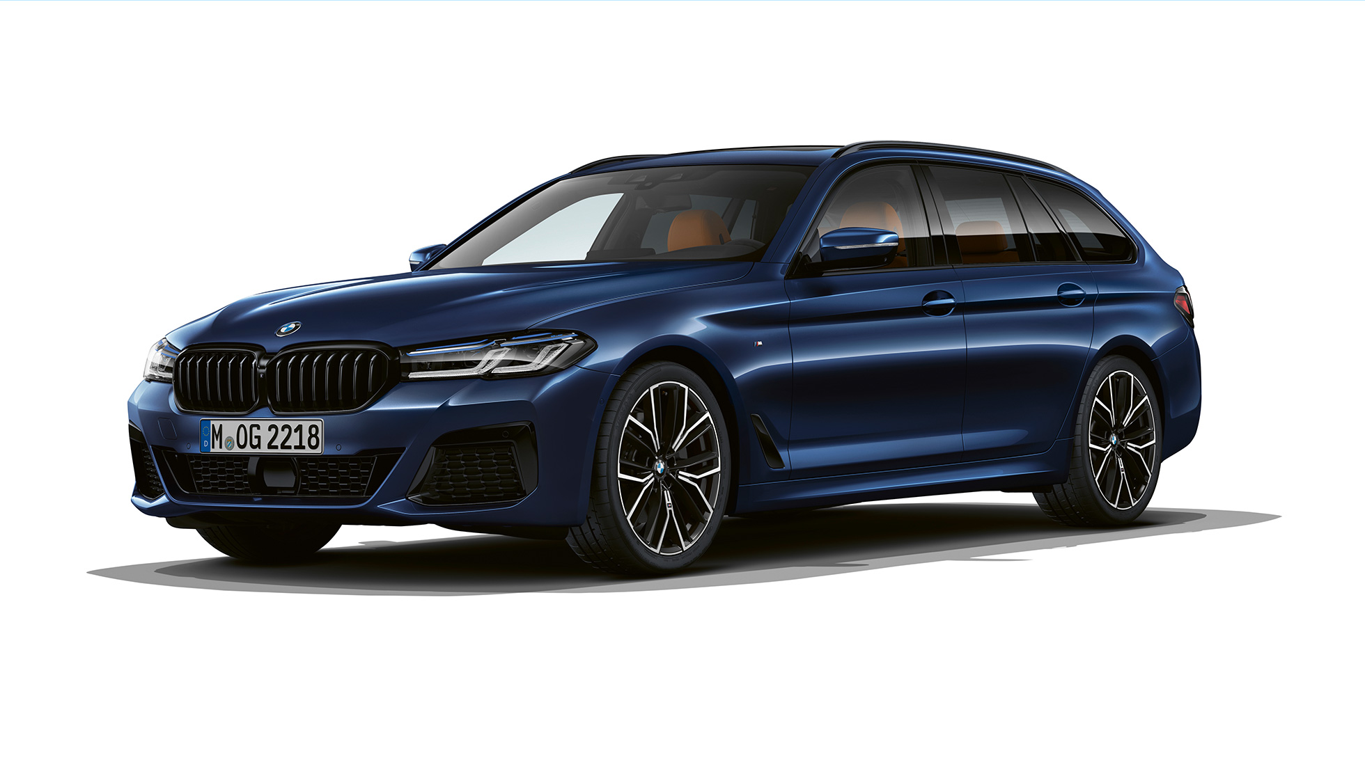 BMW řady 5 Touring G31 M sportovní paket zepředu BMW řady 5 Touring 530e G31 2020 M sportovní paket v metalickém laku Tansanite Blue II (modrá) ze tříčtvrtečního pohledu zepředu