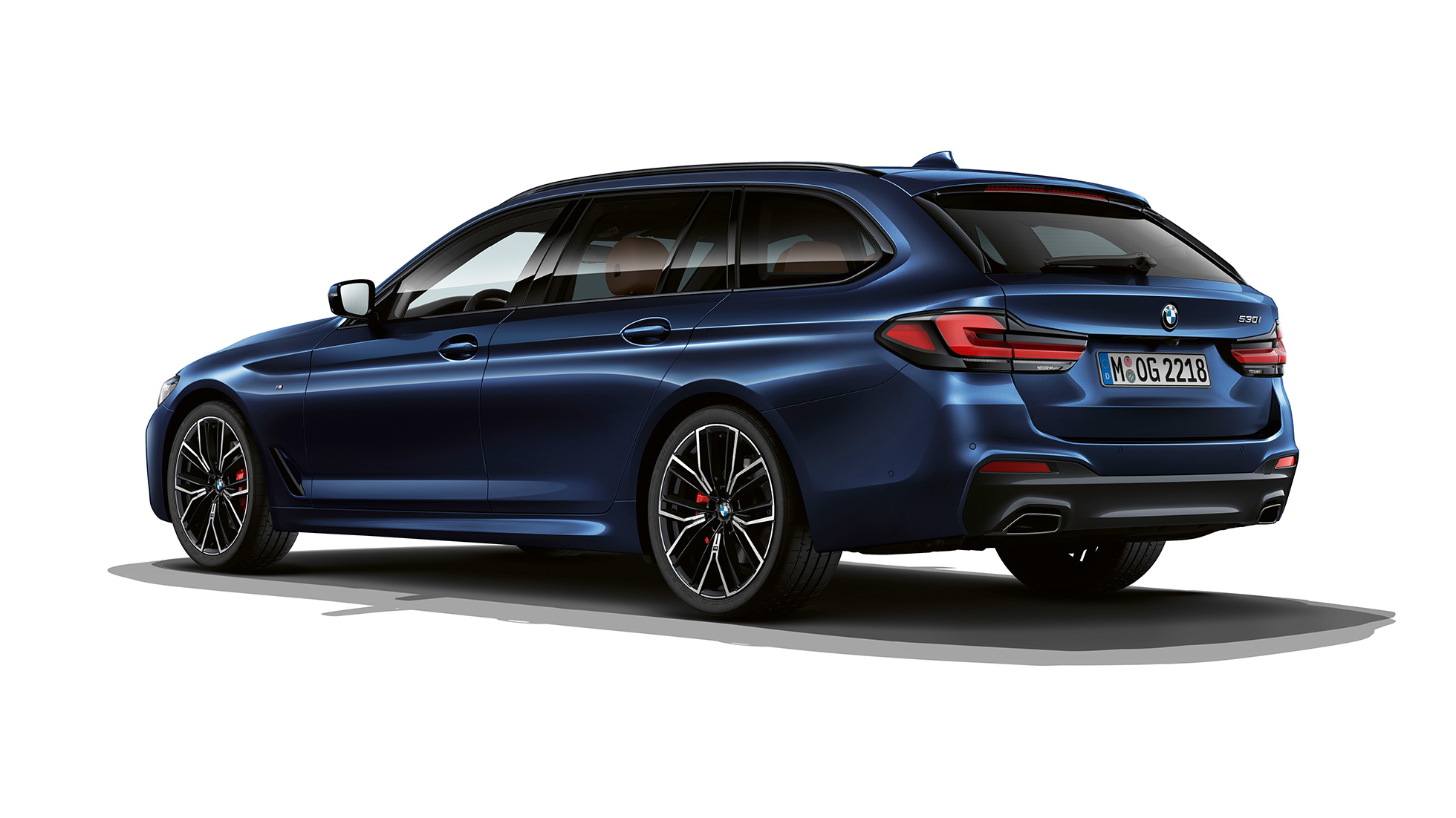 BMW řady 5 Touring G31 M sportovní paket zezadu BMW řady 5 Touring 530e G31 2020 M sportovní paket v metalickém laku v metalickém laku Tansanite Blue II (modrá) ze tříčtvrtečního pohledu zezadu