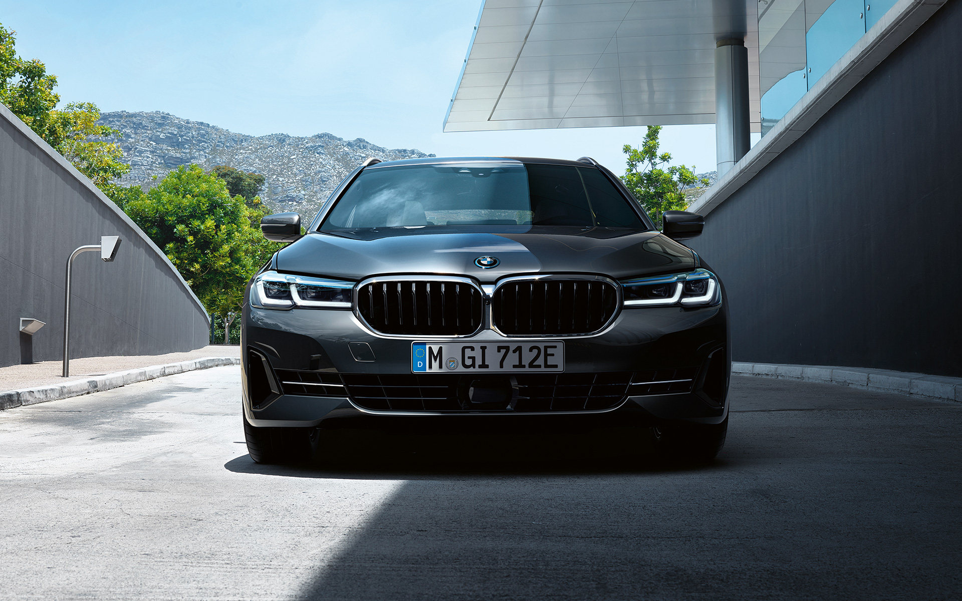 BMW maska ve tvaru ledvinek a přední nárazník BMW řady 5 Touring G31 LCI BMW maska ve tvaru ledvinek a přední nárazník BMW řady 5 Touring G31 Facelift 2020 Sophisto Grey (šedá) příď
