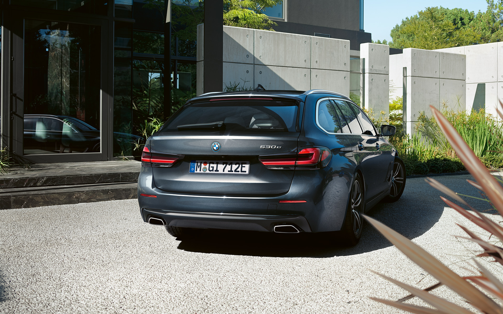 Zadní nárazník a lichoběžníkové koncovky výfuku BMW řady 5 Touring G31 LCI Zadní nárazník a lichoběžníkové koncovky výfuku BMW řady 5 Touring G31 Facelift 2020 Sophisto Grey (šedá) záď