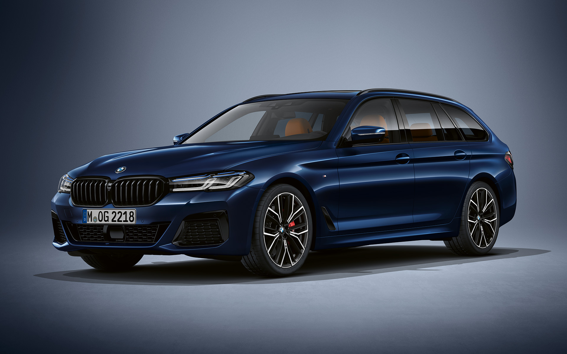 BMW řady 5 Touring G31 LCI s metalickým lakem BMW Individual Tanzanite Blue (modrá) BMW řady 5 Touring Individual G31 Facelift 2020 tříčtvrteční pohled zepředu na stojící vůz s metalickým lakem BMW Individual Tanzanite Blue (modrá)