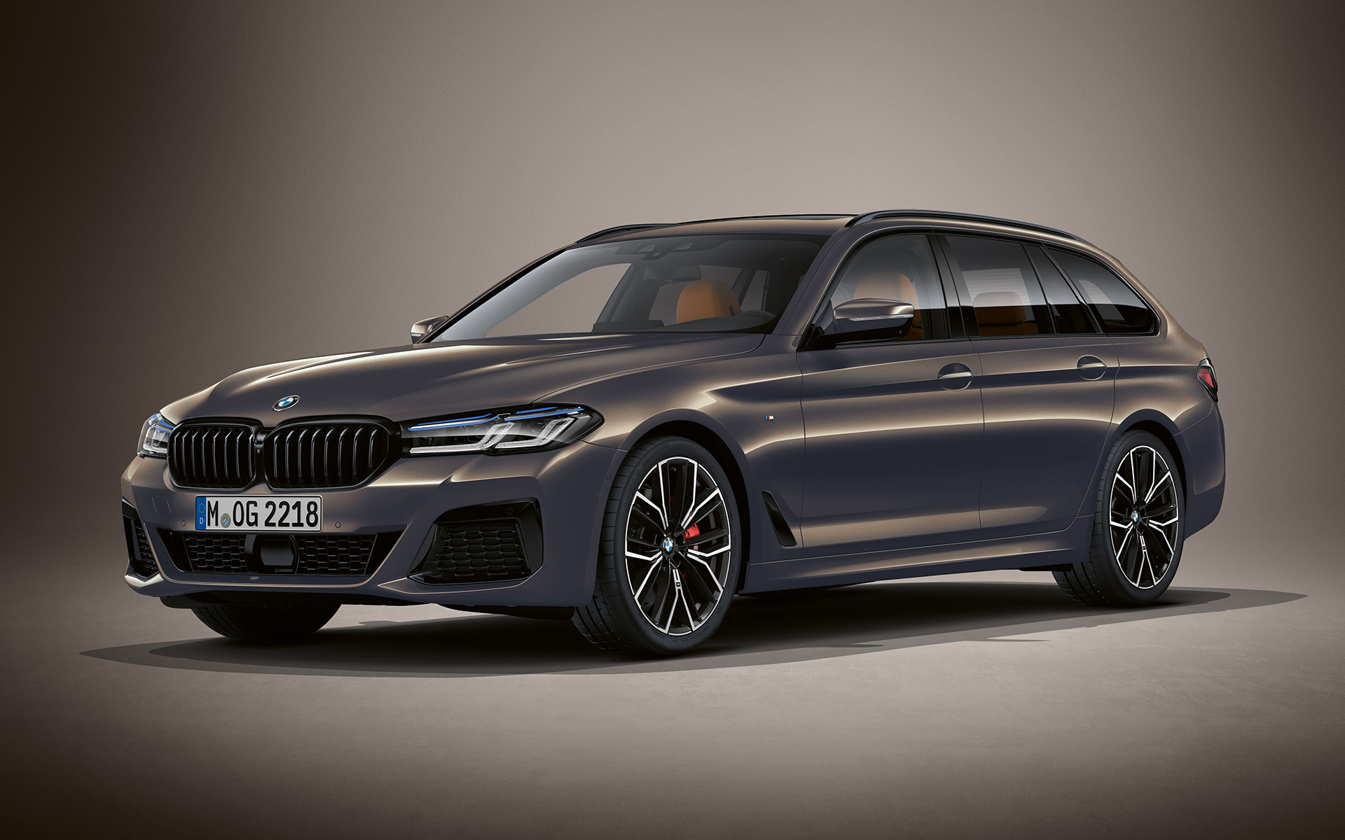 BMW řady 5 Touring G31 LCI s metalickým lakem BMW Individual Alvit Grey (šedá) BMW řady 5 Touring Individual G31 Facelift 2020 tříčtvrteční pohled zepředu na stojící vůz s metalickým lakem BMW Individual Alvit Grey (šedá)