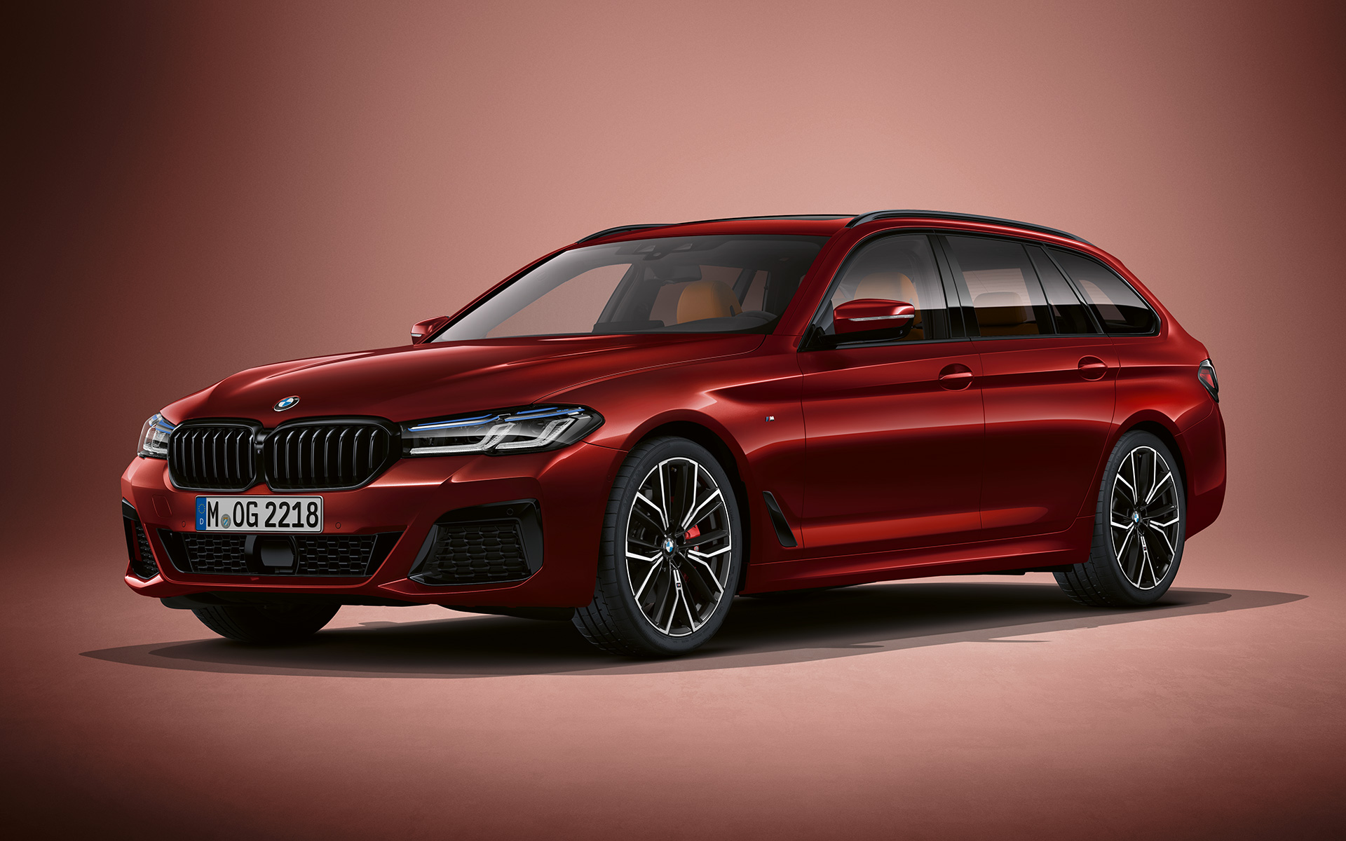 BMW řady 5 Touring G31 LCI s metalickým lakem BMW Individual Aventurine Red (fialová) BMW řady 5 Touring Individual G31 Facelift 2020 tříčtvrteční pohled zepředu na stojící vůz s metalickým lakem BMW Individual Aventurine Red (fialová)