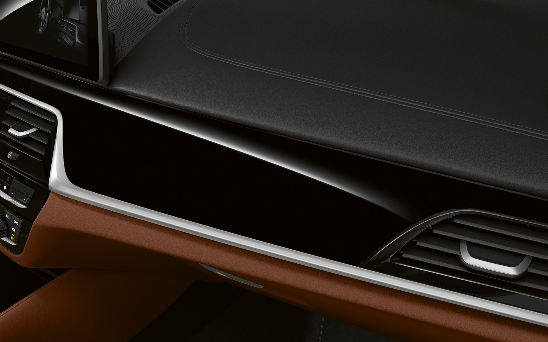 BMW řady 5 Touring G31 palubní deska, detail na leskle černé obložení s ozdobnými lištami Pearl Chrome BMW řady 5 Touring G31 Facelift 2020 palubní deska, detail na leskle černé obložení s ozdobnými lištami Pearl Chrome