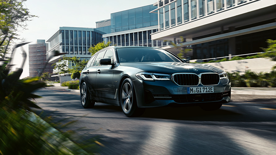 BMW řady 5 Touring G31 exteriér BMW řady 5 Touring G31 Facelift 2020 530e PHEV Sophisto Grey (šedá) jedoucí po venkovské cestě