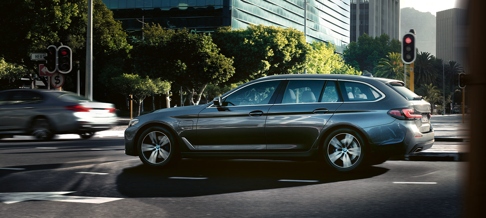 BMW řady 5 Touring G31 LCI Sophisto Grey (šedá), statický záběr před budovou BMW řady 5 Touring G31 LCI Sophisto Grey (šedá), statický záběr před budovou