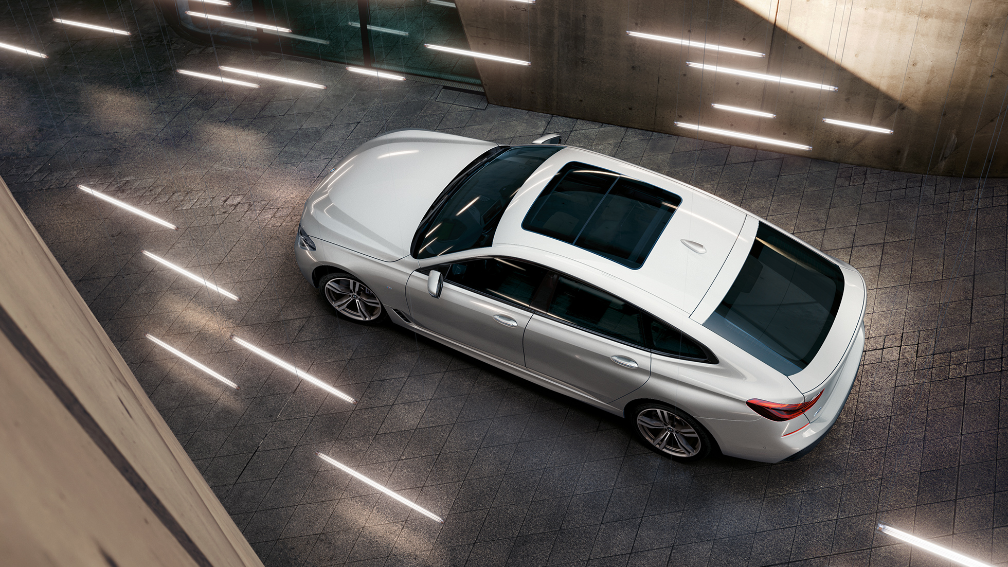 BMW řady 6 Gran Turismo G32 z ptačí perspektivy BMW řady 6 Gran Turismo G32 2017 v metalickém laku Mineral White (bílá) z ptačí perspektivy