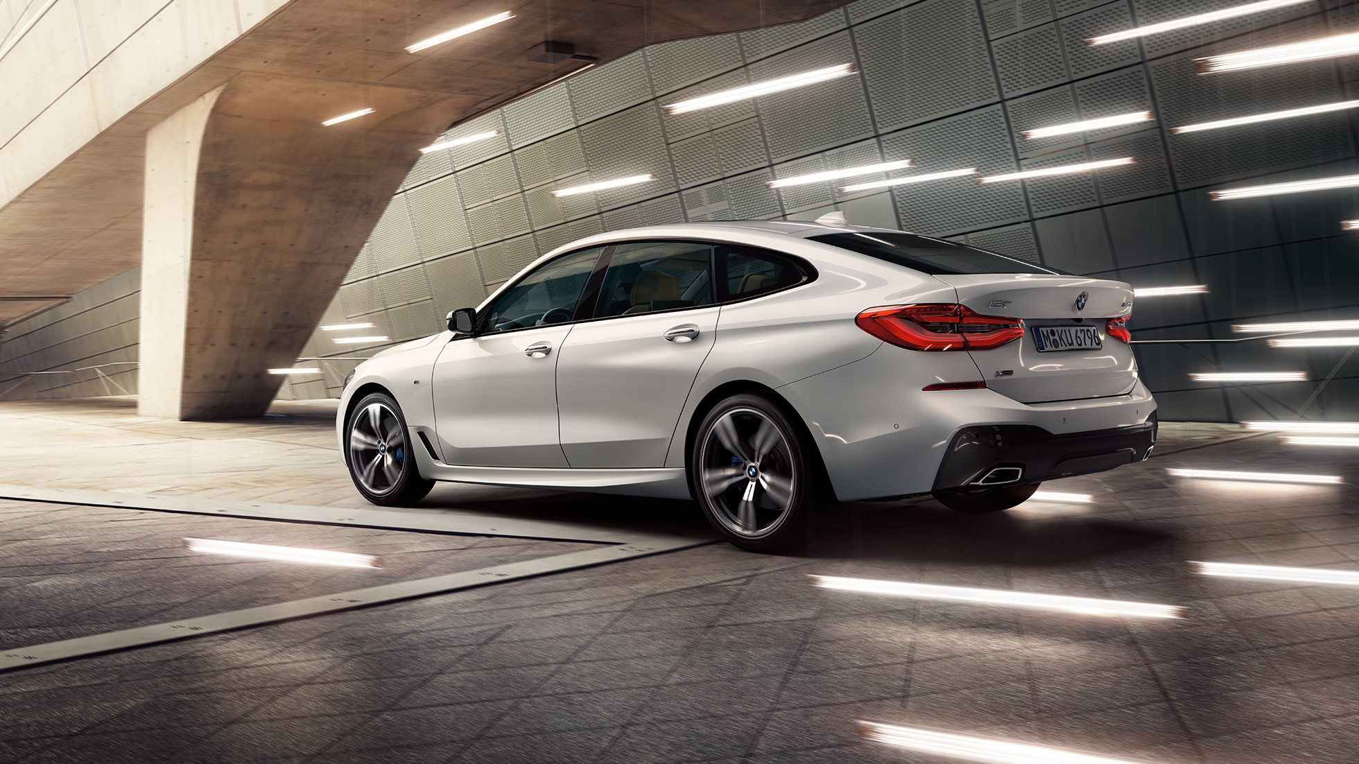 BMW řady 6 Gran Turismo G32 ze tříčtvrtečního pohledu zezadu BMW řady 6 Gran Turismo G32 2017 v metalickém laku Mineral White (bílá) ze tříčtvrtečního pohledu zezadu