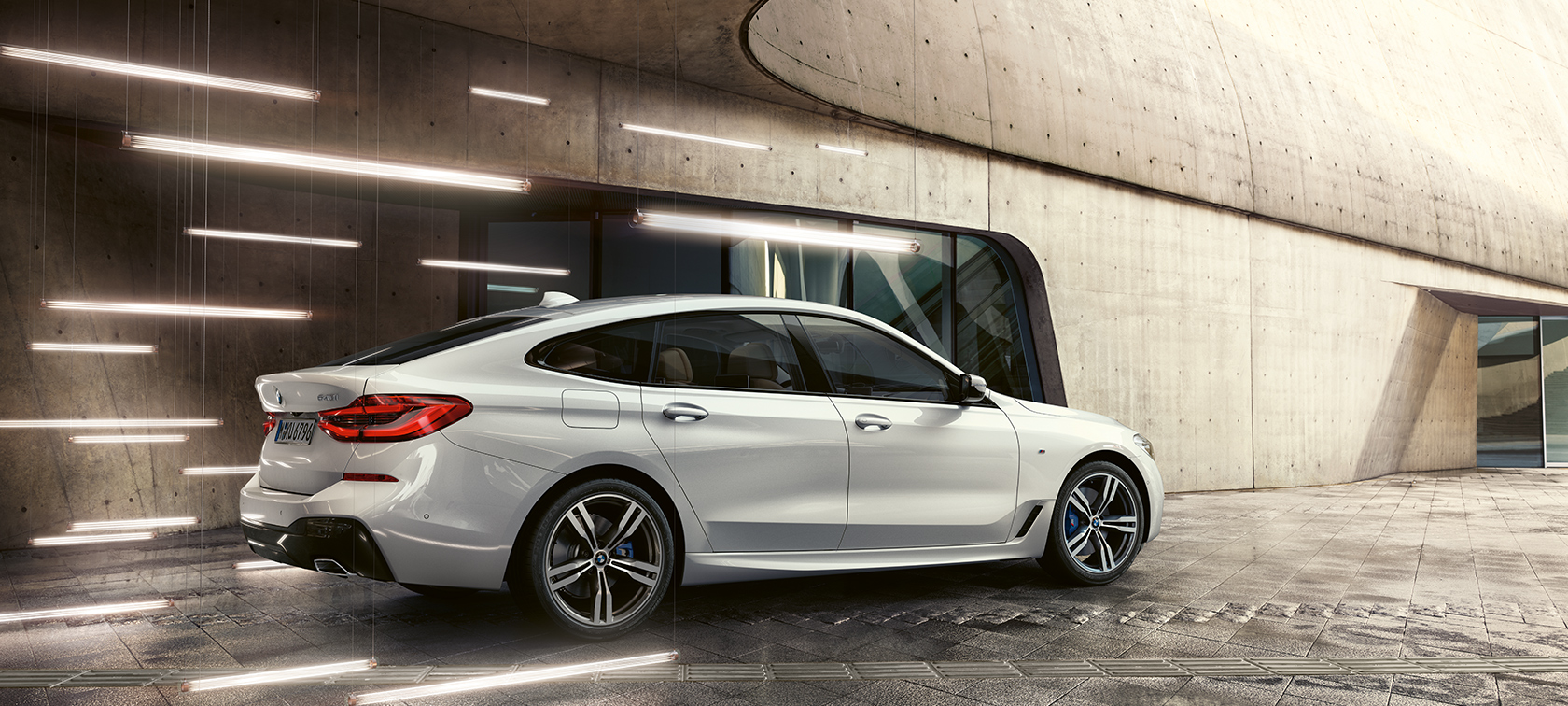 BMW řady 6 Gran Turismo G32 ze tříčtvrtečního pohledu zezadu BMW řady 6 Gran Turismo G32 2017 v metalickém laku Mineral White (bílá) ze tříčtvrtečního pohledu zezadu