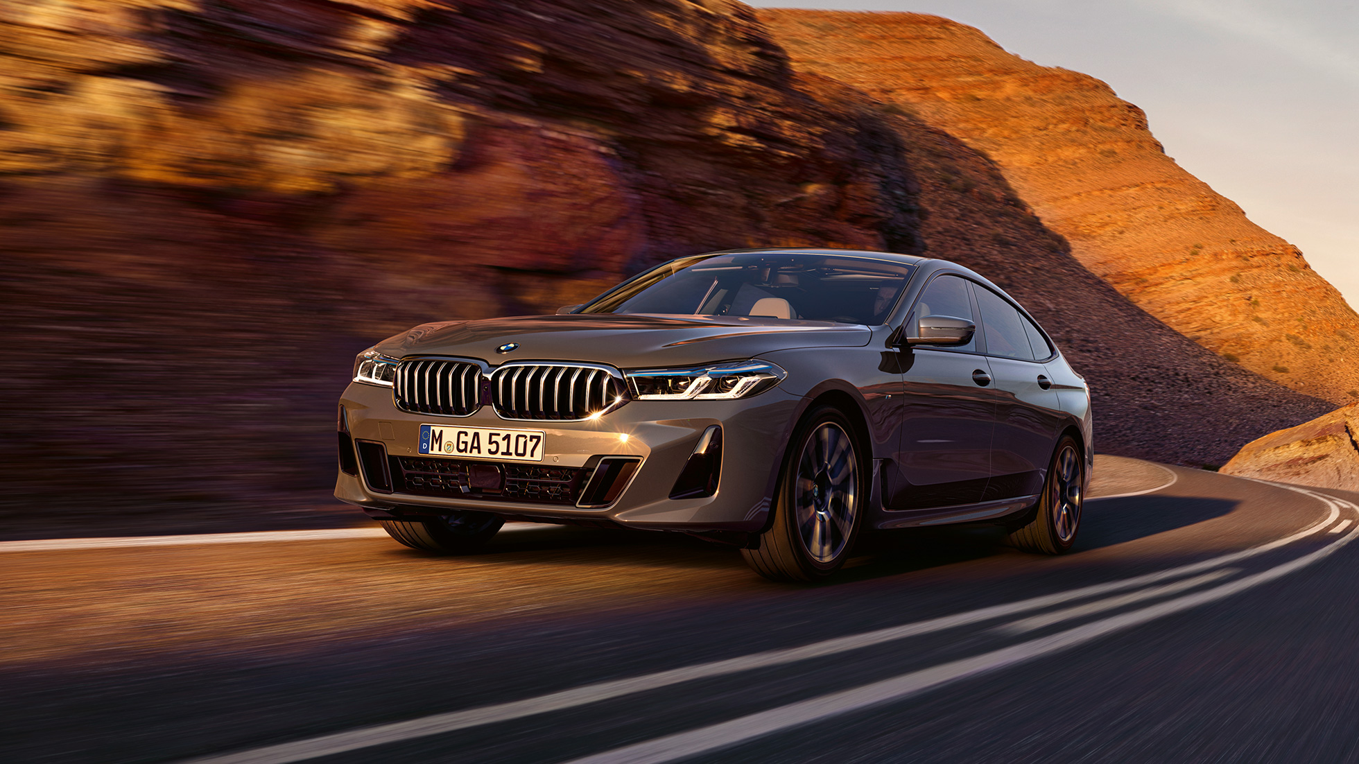 BMW řady 6 Gran Turismo G32 2020 BMW řady 6 Gran Turismo 640i xDrive G32 2020 Bernina Grey (šedá) jízdní záběr ze tříčtvrtečního pohledu zepředu v přírodě