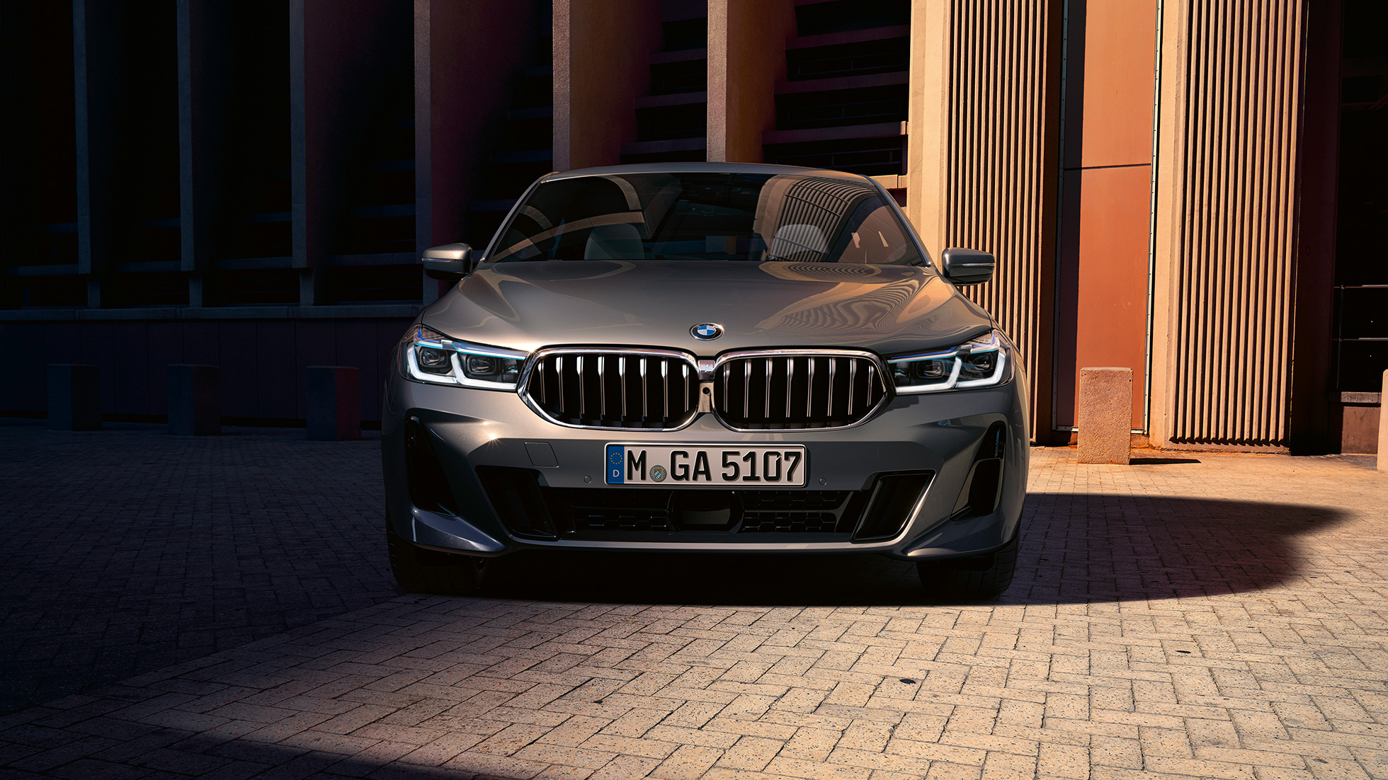Příď BMW řady 6 Gran Turismo G32 2020 Design přídě BMW řady 6 Gran Turismo 640i xDrive G32 2020 Bernina Grey (šedá) pohled zepředu