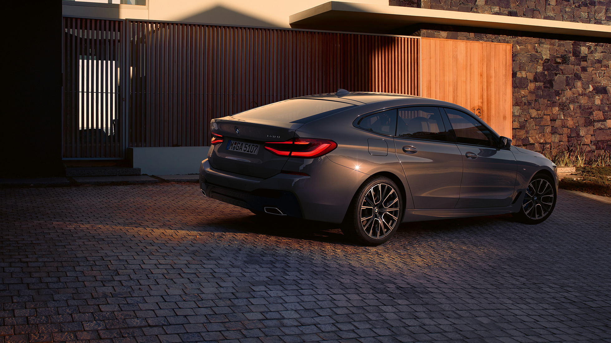 Design zádi BMW řady 6 Gran Turismo G32 2020 Design zádi BMW řady 6 Gran Turismo 640i xDrive G32 2020 Bernina Grey (šedá) pohled zezadu