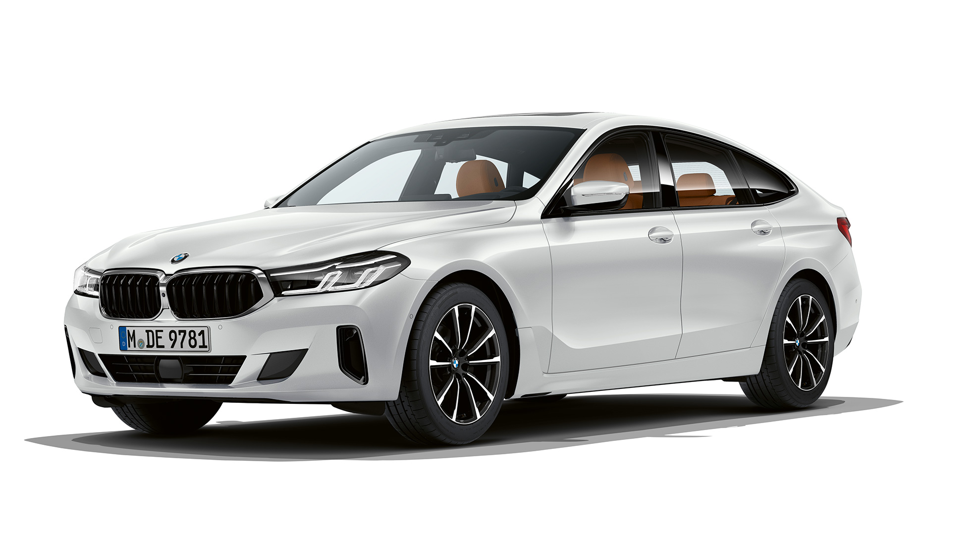 BMW řady 6 Gran Turismo v sériovém provedení G32 2020 BMW řady 6 Gran Turismo G32 620d 2020 v metalickém laku Mineral White (bílá) ze tříčtvrtečního pohledu zepředu