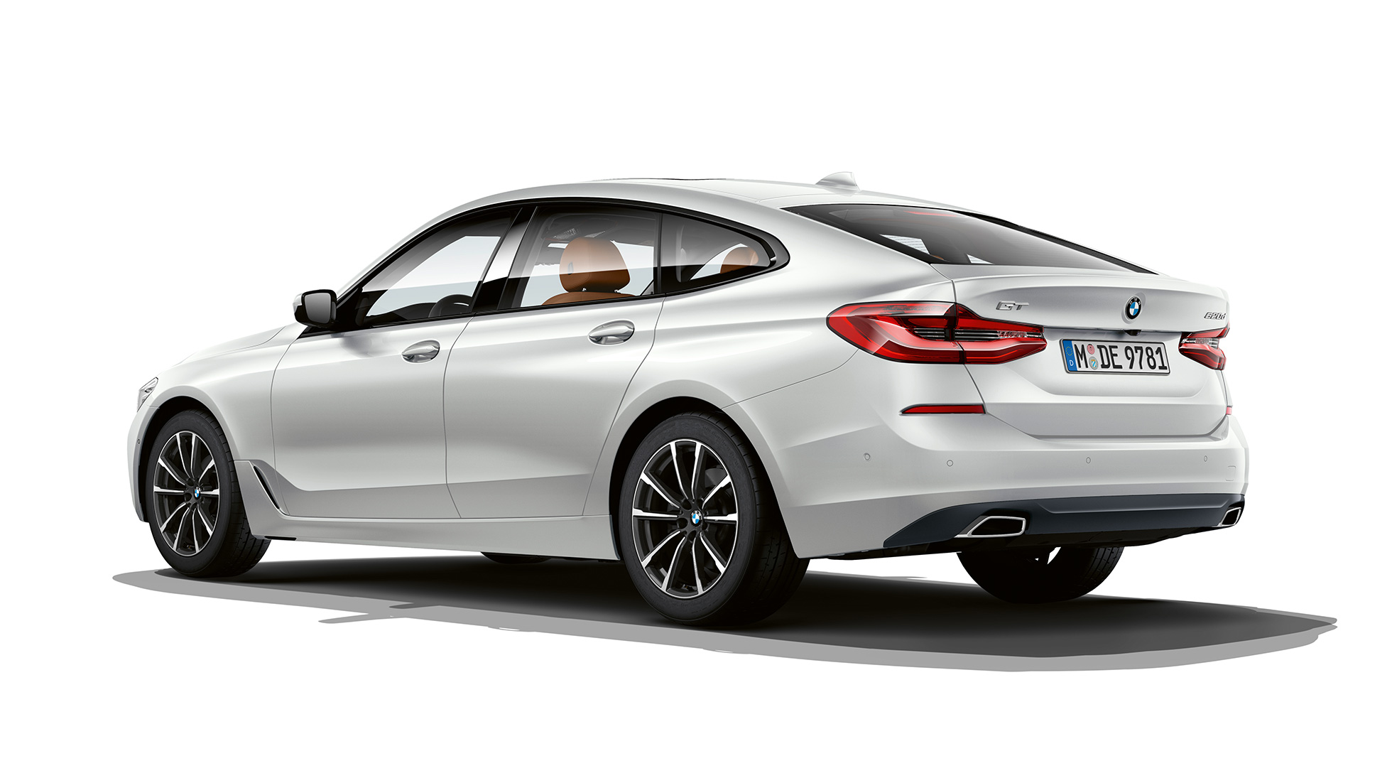 BMW řady 6 Gran Turismo v sériovém provedení G32 2020 BMW řady 6 Gran Turismo G32 2020 v sériovém provedení v metalickém laku Mineral White (bílá) ze tříčtvrtečního pohledu zezadu