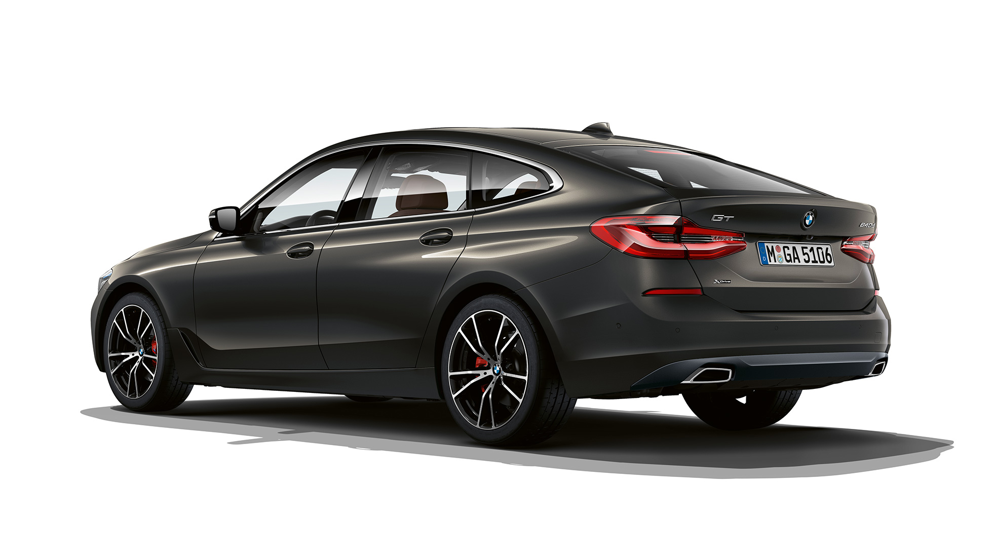 Záď BMW řady 6 Gran Turismo Luxury Line G32 2020 BMW řady 6 Gran Turismo G32 640d xDrive 2020 Luxury Line Dravit Grey (šedá) ze tříčtvrtečního pohledu zezadu
