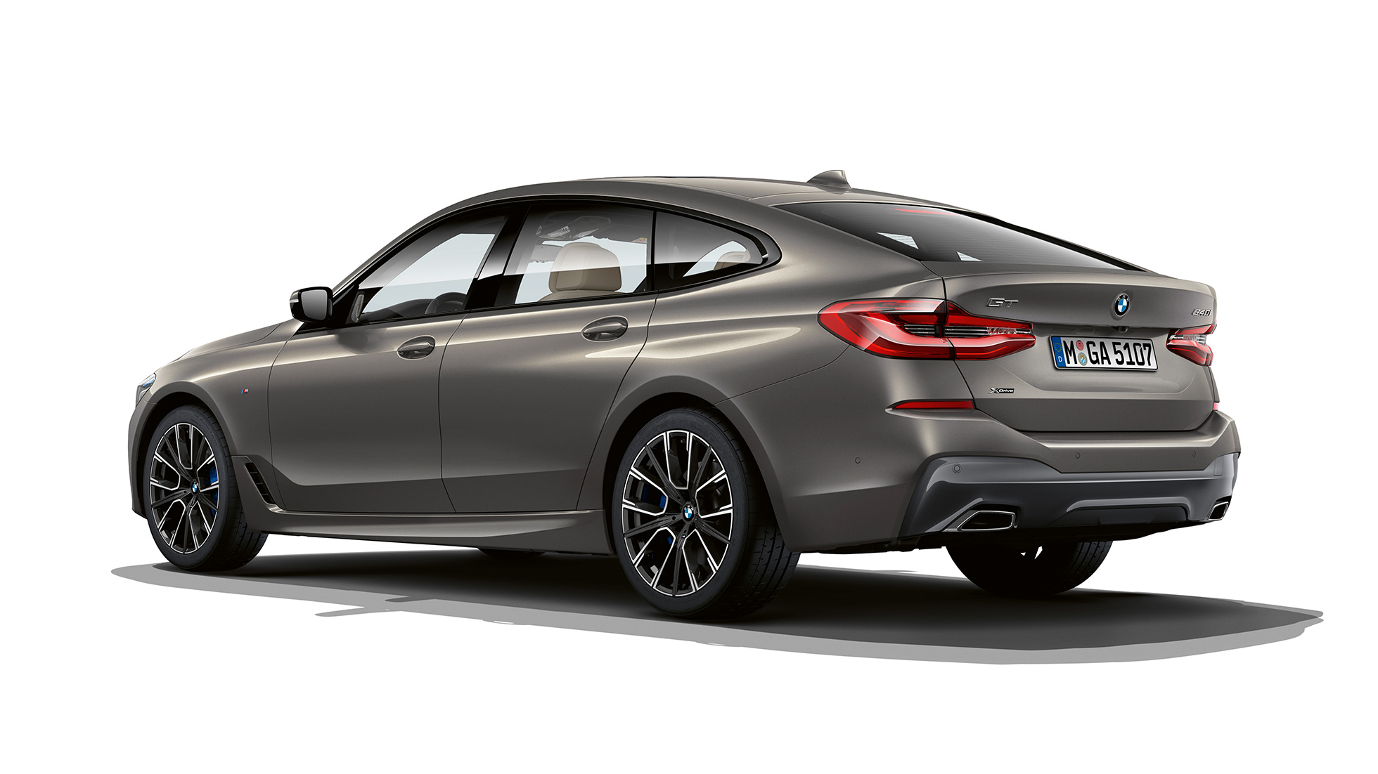 BMW řady 6 Gran Turismo M sportovní paket G32 2020 BMW řady 6 Gran Turismo G32 640i xDrive 2020 M sportovní paket Bernina Grey (šedá) s jantarovým efektem ze tříčtvrtečního pohledu zezadu