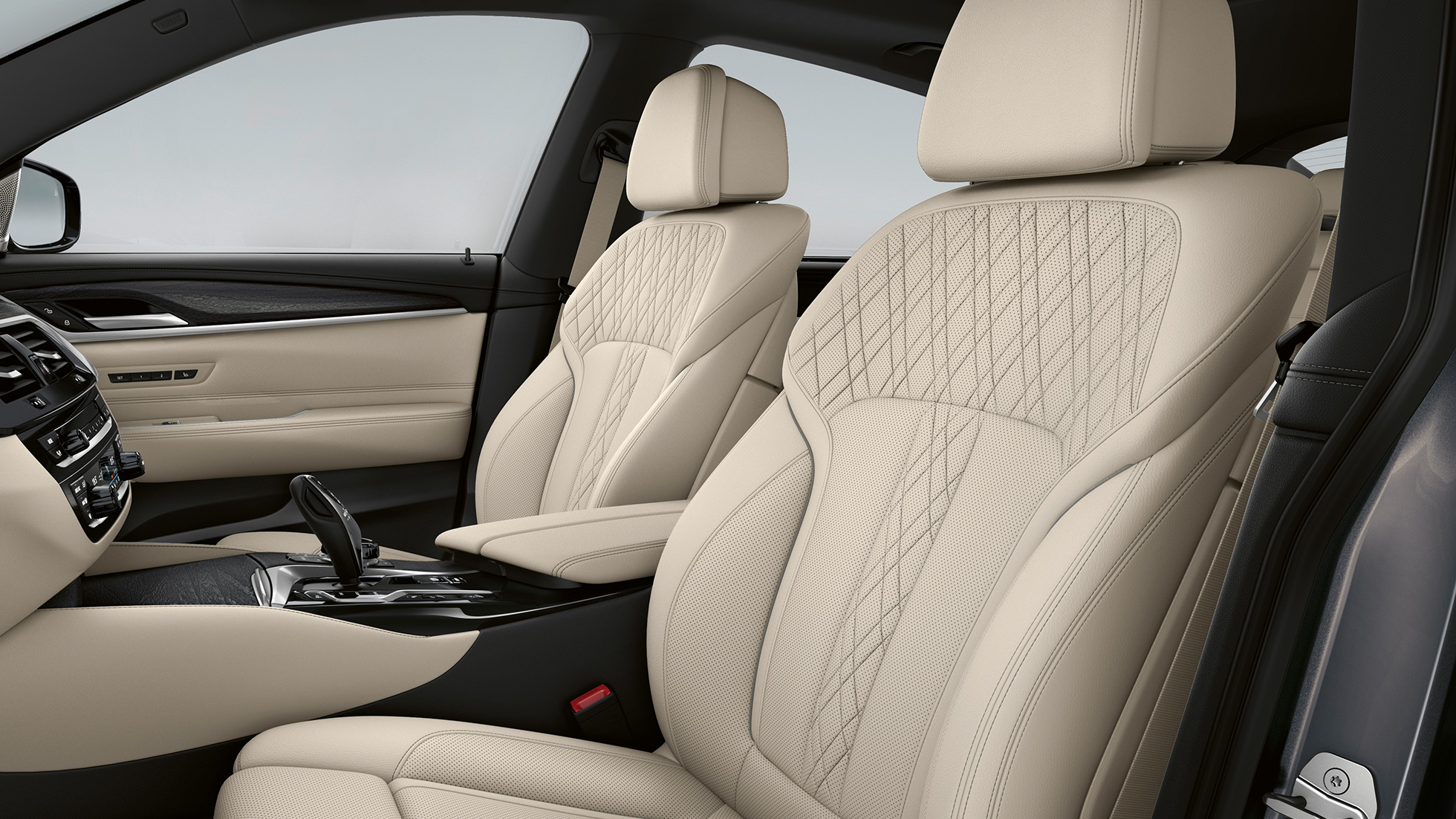 Čalounění BMW řady 6 Gran Turismo M sportovní paket G32 2020 Čalounění exkluzivní kůží Nappa Ivory White (bílá) BMW řady 6 Gran Turismo G32 640i xDrive 2020 M sportovní paket interiér