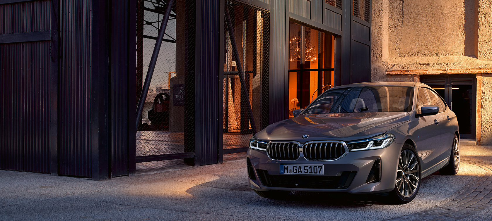 BMW řady 6 Gran Turismo G32 2020 BMW řady 6 Gran Turismo 640i xDrive G32 2020 Bernina Grey (šedá) ze tříčtvrtečního pohledu zepředu v hale